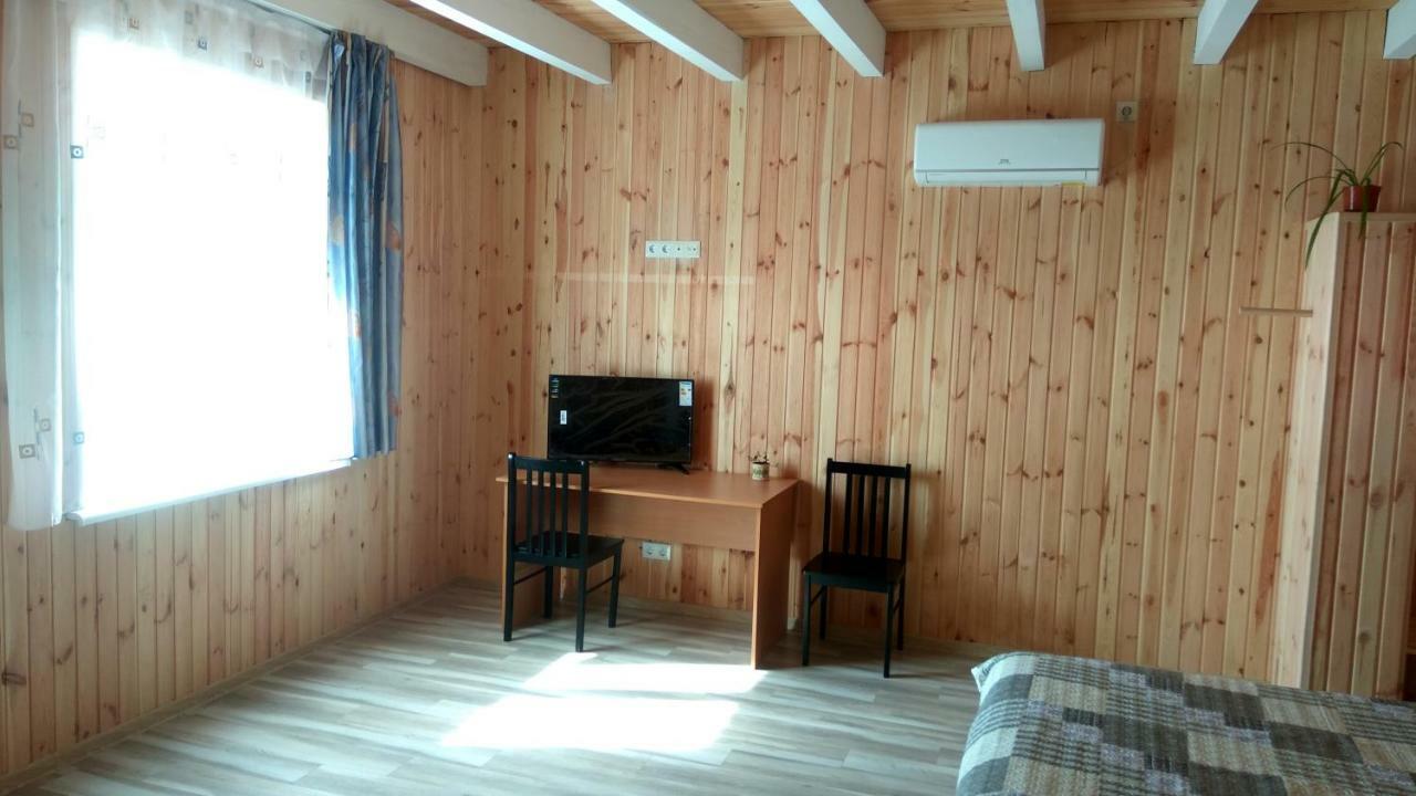 Eco House Hotel Chornomorsk Exterior photo
